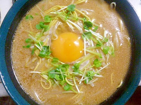 簡単♪しめに♪かいわれ大根ともやしの卵のせラーメン